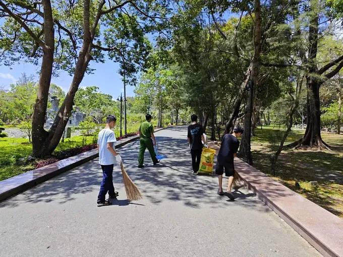 Students being disciplined by cleaning the campus and tending to the graves of fallen heroes at Hang Duong Cemetery (Con Dao, HCMC)