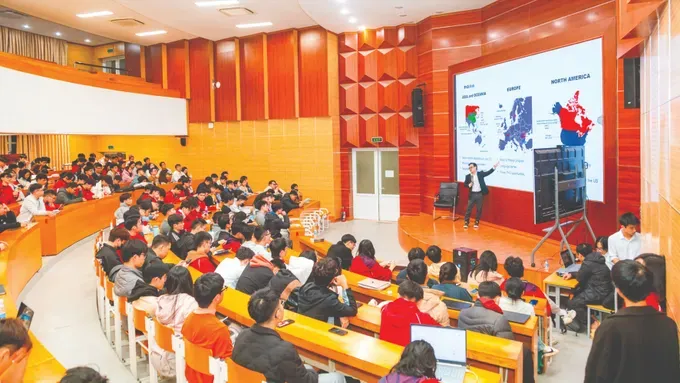 Dr Tran Quoc Thien is sharing his experiences on studying and “hunting” for scholarships with students at several universities in Vietnam 