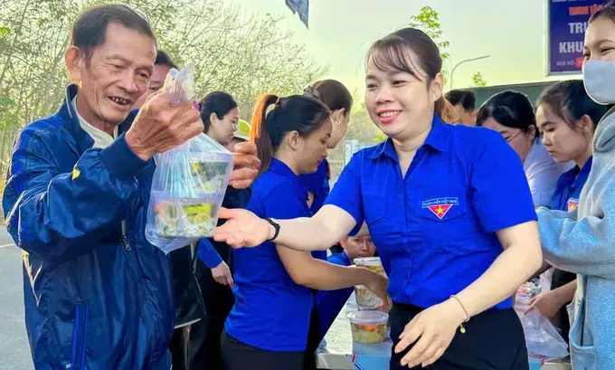 The Youth Union of Dau Tieng Commune in HCMC is coordinating with various local units to serve free breakfasts for local residents (Photo: SGGP)