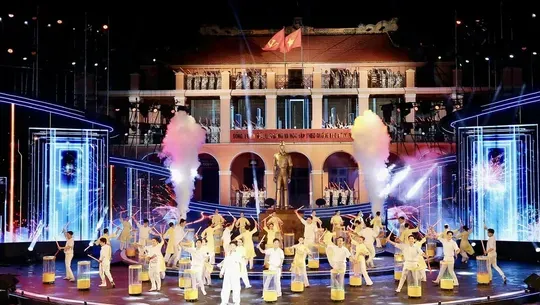 A vibrant outdoor traditional art performance taking place in HCMC (Photo: SGGP)