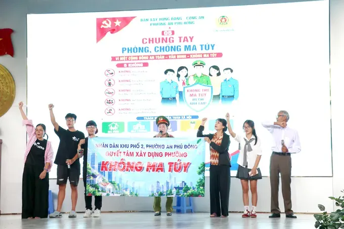 An anti-drug propaganda theoretical work performed in An Phu Dong Ward (Photo: SGGP)
