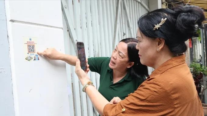 Residents of Neighborhood No.26 in Tan Hung Ward are utilizing the “Digital Neighborhood” app to keep track of ward announcements (Photo: SGGP/Le Thoa)
