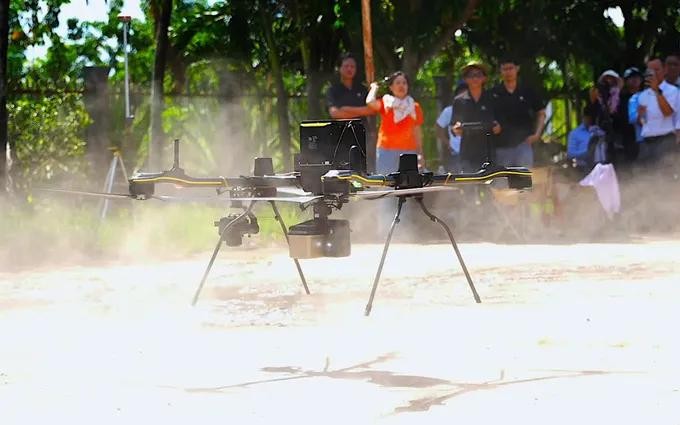An expert from GASCOLAE Company (CT Group) is guiding the operation of UAV equipment in Tru Van Tho Commune of HCMC (Photo: SGGP/Quang Huy)