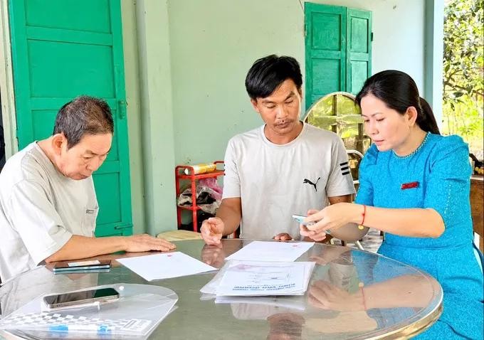 A specialist from the Chau Duc Commune Public Administration Service Center (HCMC) is visiting a home to support a citizen in resolving administrative procedures (Photo: SGGP/Duc Chau)
