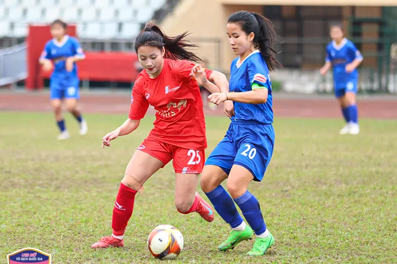 Phong Phú Hà Nam (áo đỏ) sớm vô địch sau chiến thắng 2-1 trước Thái Nguyên T&T.