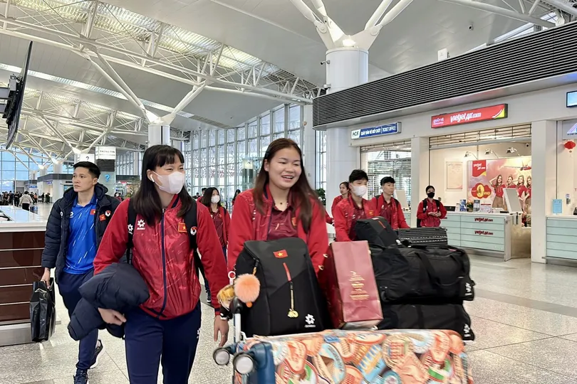 Đội tuyển nữ Việt Nam đến sân bay Thâm Quyến vào chiều 7-2.