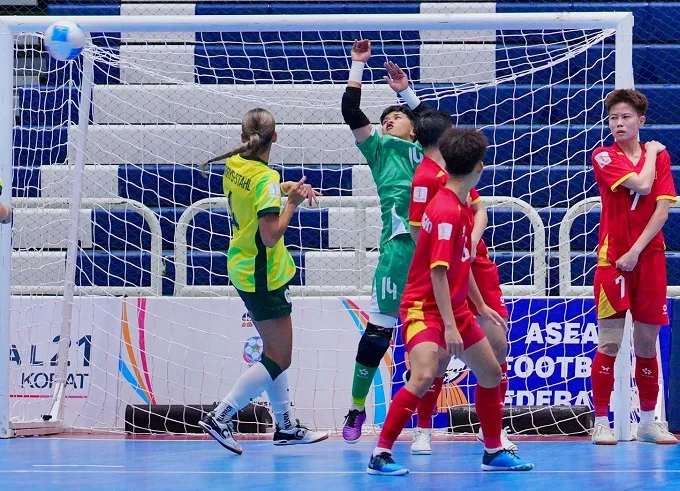 Các cầu thủ Việt Nam bất ngờ để thua ở trận ra quân. Ảnh: FAT