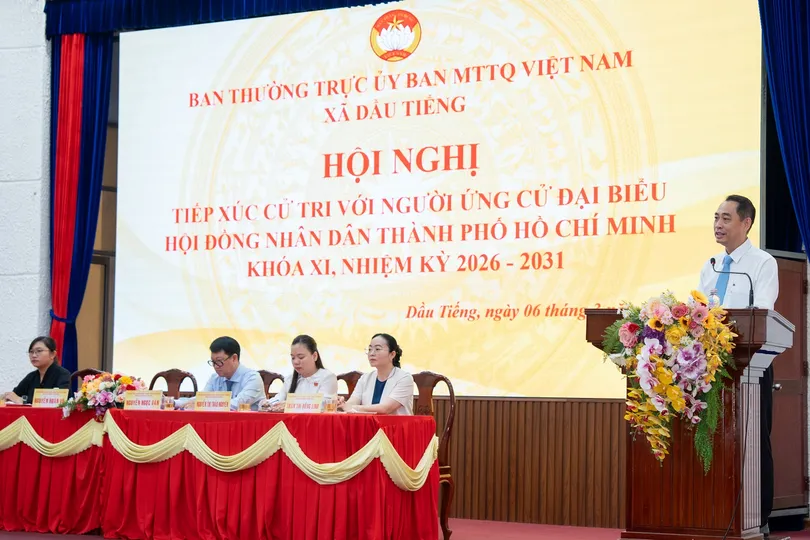 Ông Nguyễn Hoàn Vũ trong phần trình bày chương trình hành động tại buổi tiếp xúc cử tri ngày 6-3.