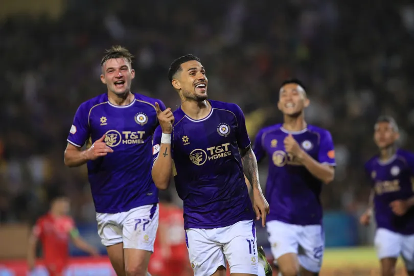 Hoàng Hên lập cú đúp trong trận thắng 2-1 của Hà Nội FC trước CAHN ở vòng 15 V-League.