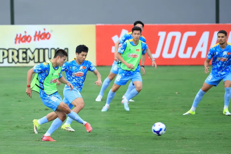 Các tuyển thủ Việt Nam trên sân tập chiều 22-3. Ảnh: MINH DÂN