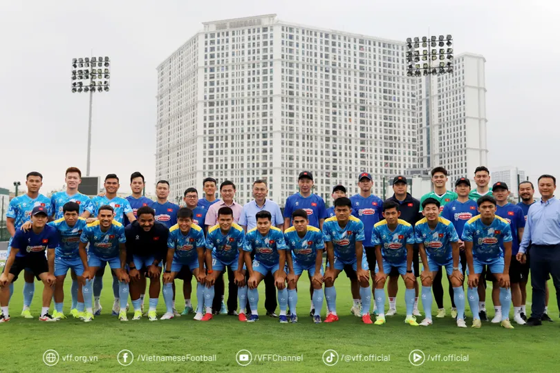 Lãnh đạo VFF chụp ảnh lưu niệm cùng thầy trò HLV Kim Sang-sik