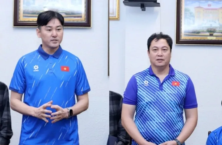 Hai trợ lý của HLV Kim Sang-sik là Lee Jung-soo (bên trái) và Lee Woon-jae