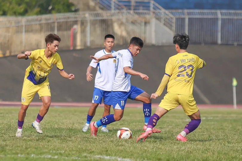 Cuộc so tài giữa cựu binh hạng Nhất, CLB bóng đá Huế và Trẻ Hà Nội.