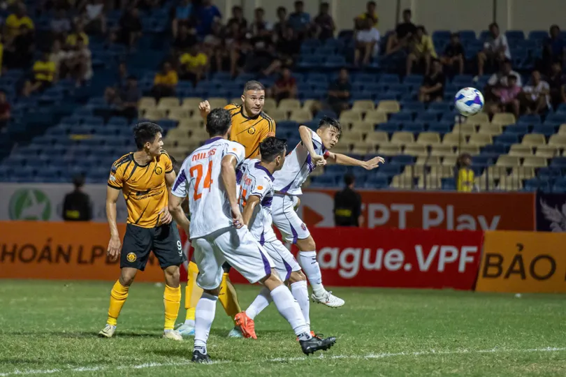 Trận lượt đi trên sân Thanh Hóa kết thúc với tỷ số hòa 1-1.
