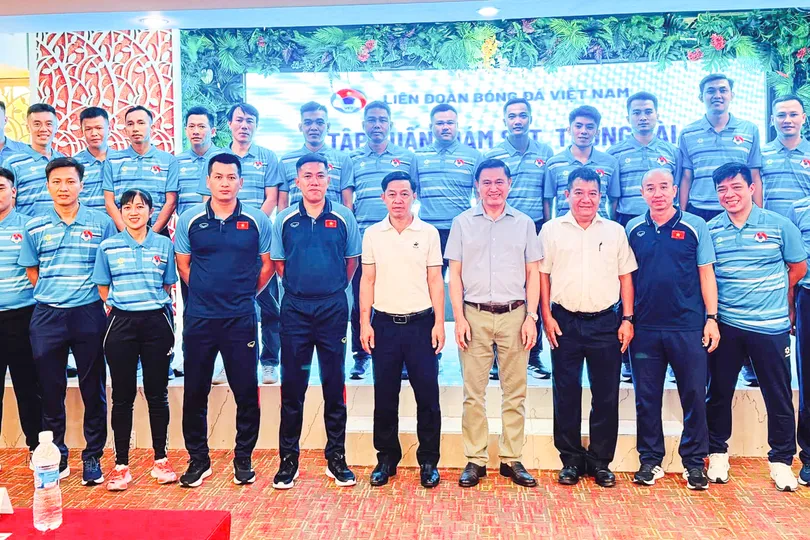 Lãnh đạo VFF và Ban trọng tài chụp ảnh lưu niệm cùng các trọng tài tham gia lớp tập huấn.