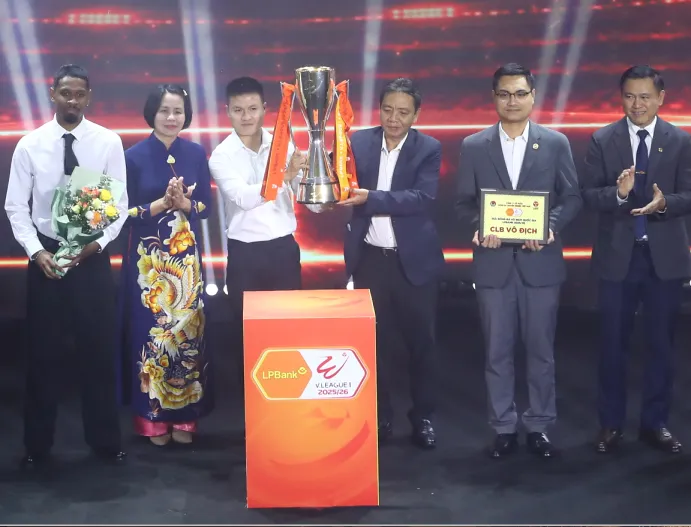 Thủ quân Nguyễn Quang Hải, đại diện CLB Công an Hà Nội nhận Cúp vô địch V-League 2025-2026 từ ông Hoàng Đạo Cương, Thứ trưởng Bộ VH-TT-DL.