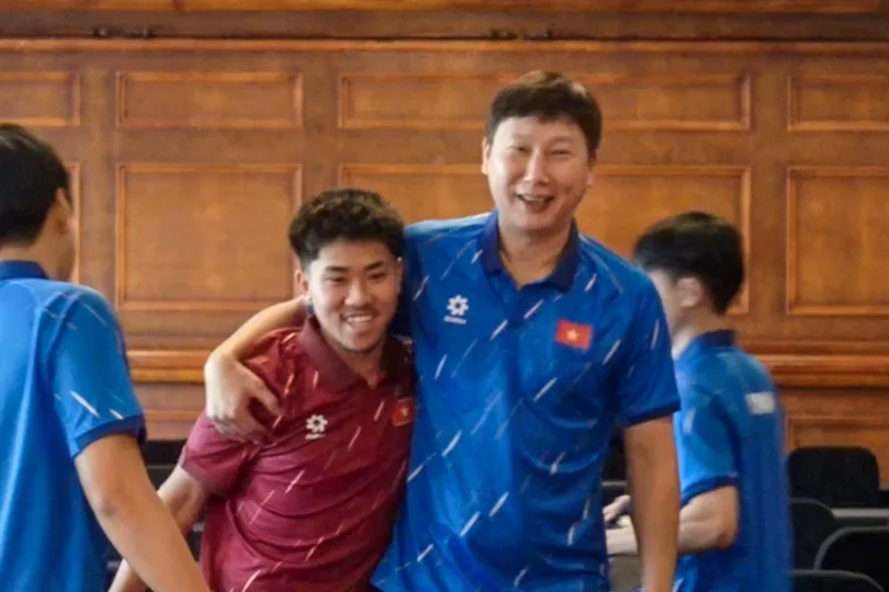 HLV Kim Sang-sik chào đón Đăng Khoa hôm đội tuyển hội quân.