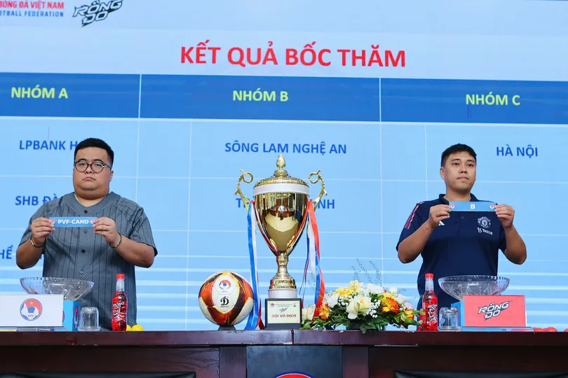 Đại diện giới truyền thông tham gia bốc thăm chia bảng cho giải.