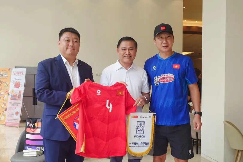 Ông Trần Anh Tú trao tặng áo thi đấu của đội tuyển Việt Nam đến ông Seo Young Deuk – Giám đốc điều hành Hiệp hội Bóng đá Incheon.