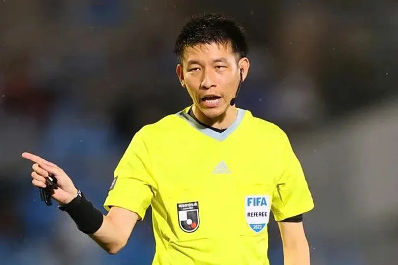 Trọng tài Hiroki Kasahara vốn được mệnh danh là "vua thẻ". Ảnh: AFLO SPORT