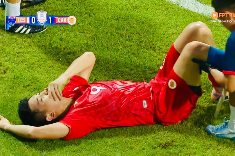 Đình Bắc đau đớn nằm sân vào cuối trận Lion City Sailors - CAHN tối 8-10. 