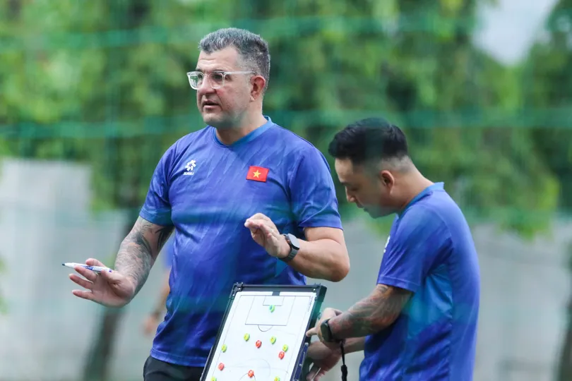 HLV Roland chuẩn bị cùng các học trò thử sức ở đấu trường World Cup.