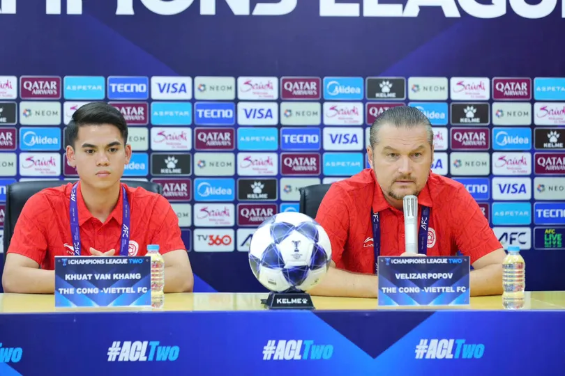 HLV Popov và Khuất Văn Khang tại buổi họp báo trưa 27-10. Ảnh: TCVT FC