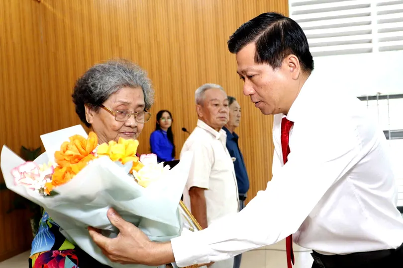 Xã Xuân Thới Sơn: Trao Huy hiệu Đảng đợt 3-2 đến 20 đảng viên