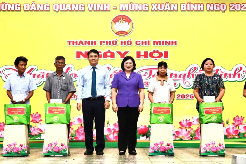 Đồng chí Văn Thị Bạch Tuyết dự Ngày hội “Xuân đoàn kết - Tết nghĩa tình” tại xã Bình Chánh 