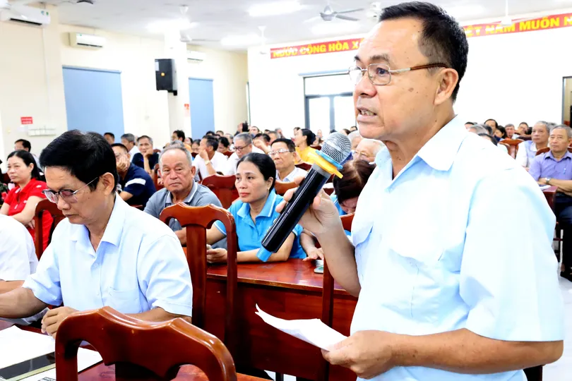 Cử tri phường Rạch Dừa phản ánh tình trạng quy hoạch treo hơn 30 năm. Ảnh: QUANG VŨ