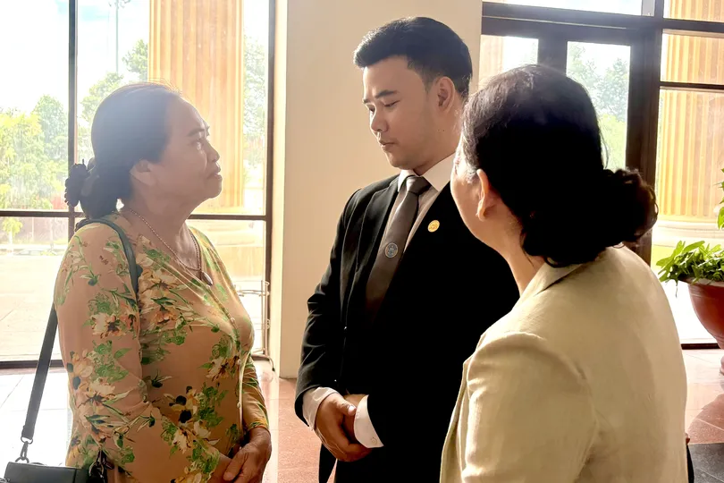 Mẹ của cố diễn viên Đức Tiến (bìa trái) trao đổi với luật sư sau phiên tòa. Ảnh: SONG MAI