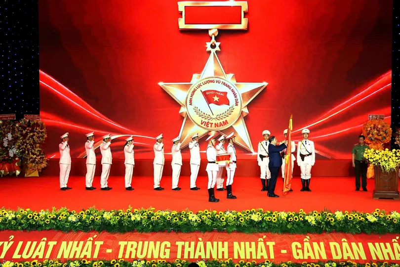 Phó Thủ tướng Thường trực Chính phủ Phạm Gia Túc trao danh hiệu Anh hùng Lực lượng vũ trang nhân dân tặng Công an TP Đà Nẵng. Ảnh: XUÂN QUỲNH