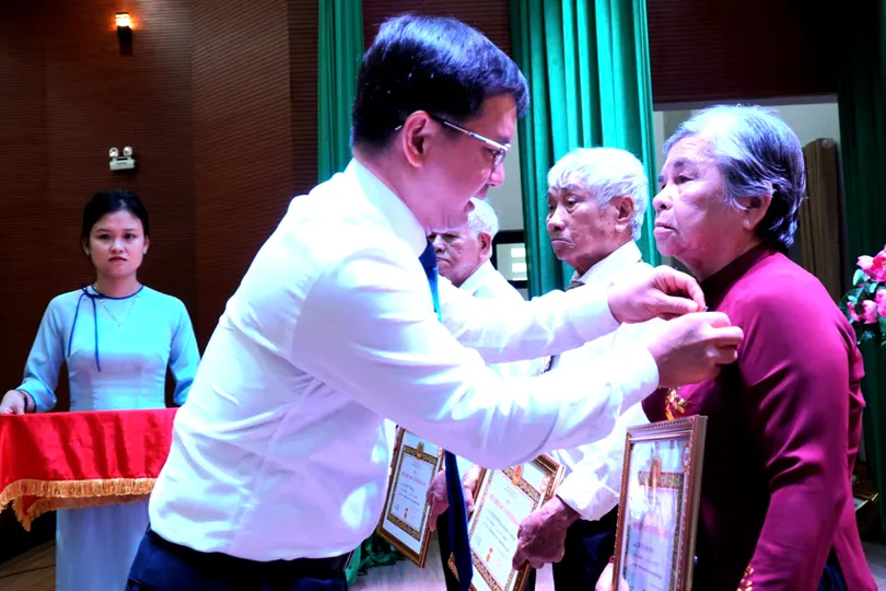 Nhiều địa phương trao huy hiệu Đảng đợt 2-9 đến đảng viên cao tuổi Đảng