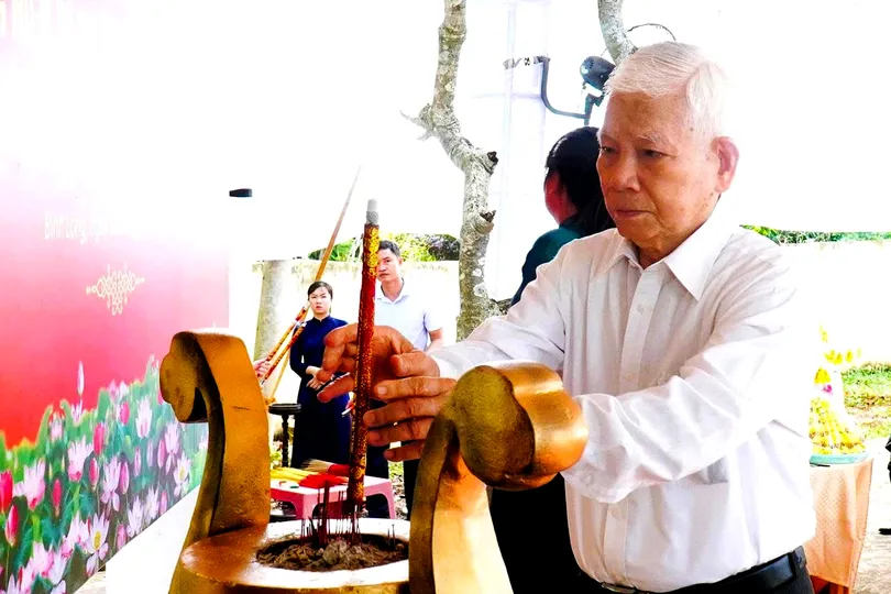 Nguyên Chủ tịch nước Nguyễn Minh Triết dâng hương tưởng nhớ các anh hùng liệt sĩ hy sinh tại chiến trường Bình Long. Ảnh: CTV