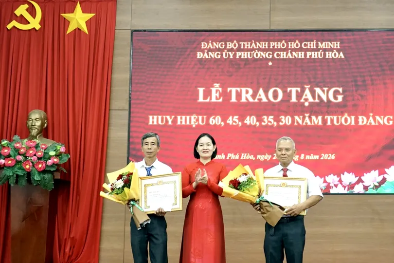 Phường Chánh Phú Hòa trao Huy hiệu Đảng đợt 2-9 đến 41 đảng viên