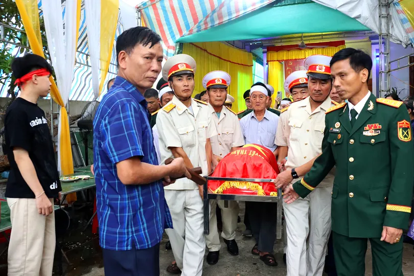 Di chuyển hài cốt liệt sĩ Trần Quỳnh về an táng tại Nghĩa trang Liệt sĩ Đức Thọ