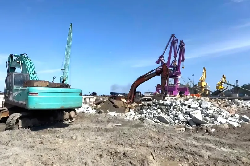 Hơn 200 kỹ sư, công nhân cùng nhiều phương tiện, thiết bị thi công xuyên lễ Quốc khánh 2-9 tại bến số 4 cảng Chân Mây