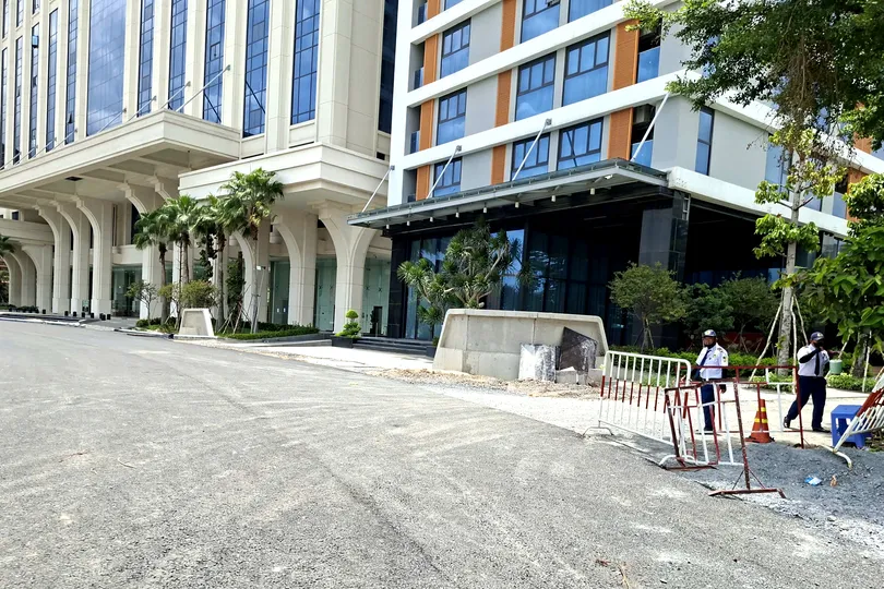 Trường Đại học Văn Lang đã thu dọn rào chắn đường ven rạch Xuyên Tâm