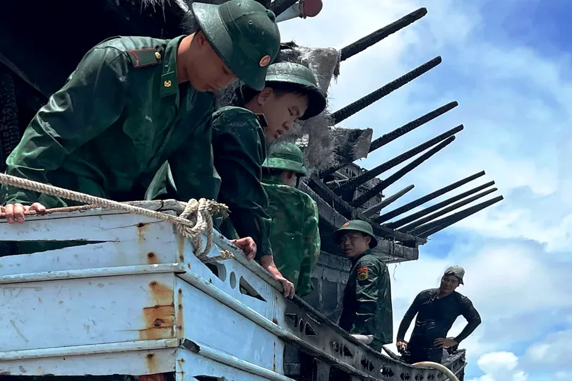 Bộ đội biên phòng Cà Mau kịp thời chữa cháy một tàu cá