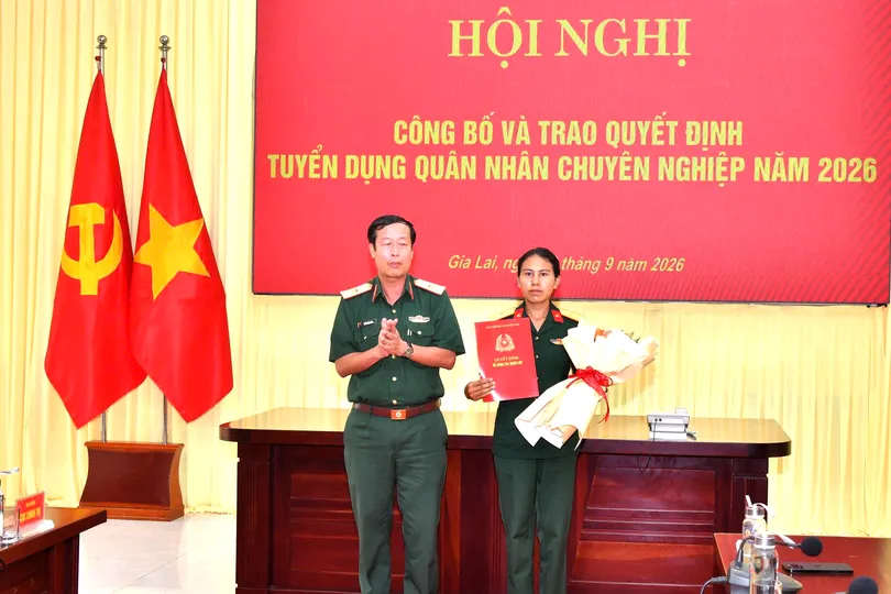 Vợ Thượng sĩ Kpă Thiêp được tuyển dụng trở thành quân nhân chuyên nghiệp