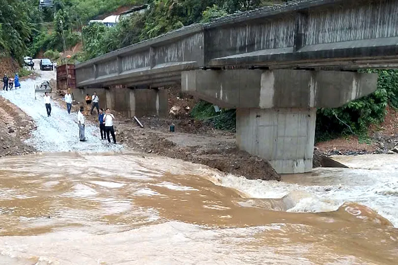 Đường tránh tạm thời ở bản Xóng Con (xã Tam Thái) bị ngập sâu gây chia cắt giao thông 