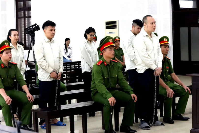 Nguyễn Quang Hoàng cùng 4 bị cáo khác đứng trước Hội đồng xét xử