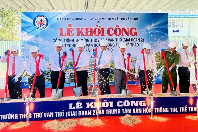 Các đại biểu thực hiện nghi thức khởi công công trình Trường THCS Trừ Văn Thố (giai đoạn 2)