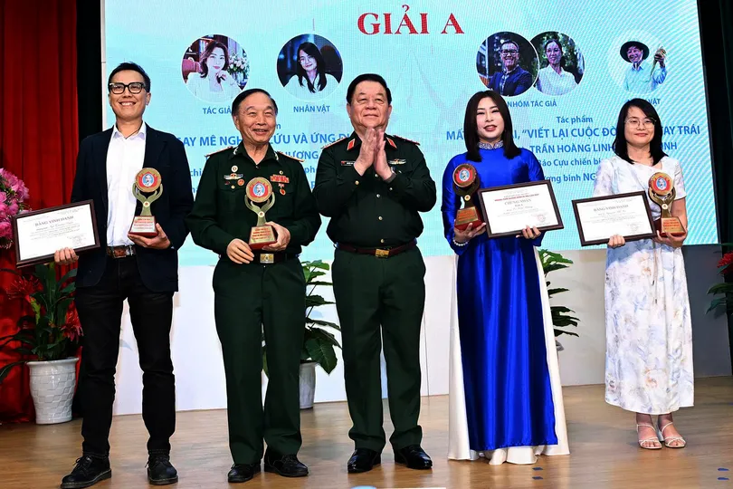 Đại tướng Nguyễn Trọng Nghĩa trao tặng giải A cho các tác giả, nhóm tác giả. Ảnh: TRỌNG HẢI