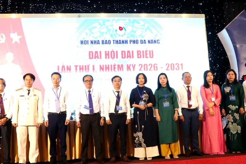Ban chấp hành nhiệm kỳ mới của Hội Nhà báo TP Đà Nẵng ra mắt Đại hội. Ảnh: XUÂN QUỲNH
