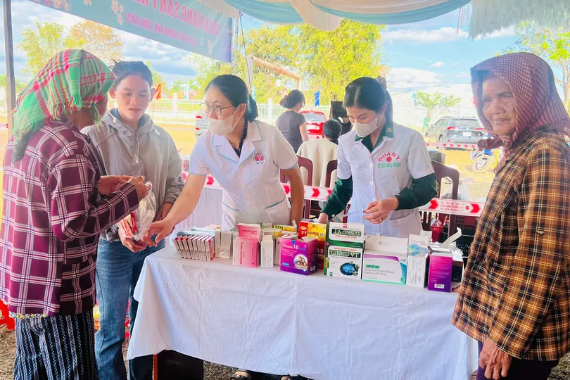Gia Lai: Tặng quà, cấp phát thuốc miễn phí cho người dân biên giới