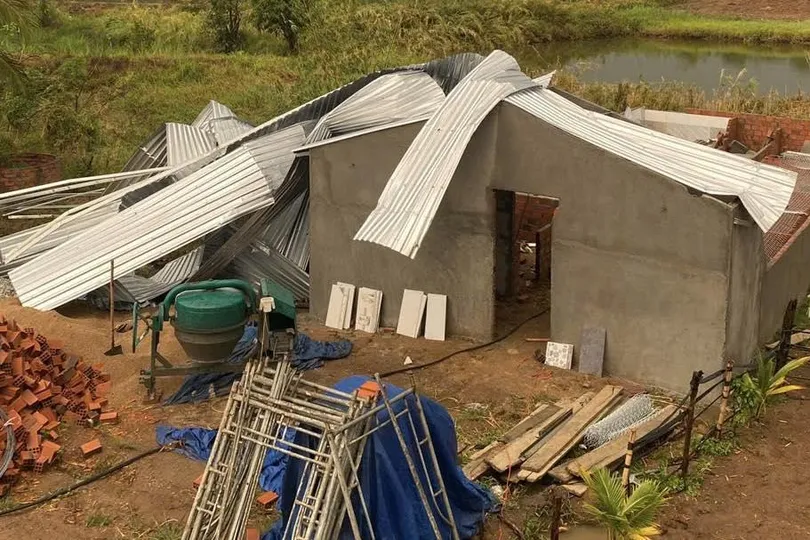 Gia Lai: Mưa kèm lốc xoáy làm tốc nhiều mái nhà