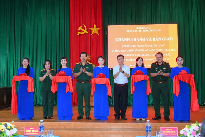 Gia Lai: Khánh thành hệ thống đèn đường điện mặt trời vùng biên dài 5,8km