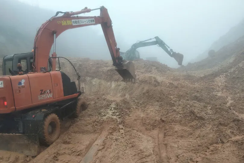 Quảng Ngãi: Liên tiếp sạt lở tuyến đường tránh đèo Măng Rơi 