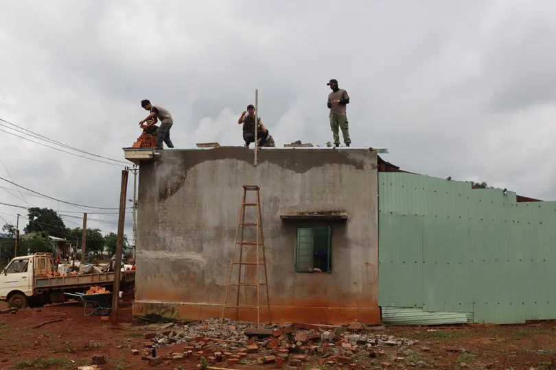 Gia Lai: Giúp dân sửa chữa nhà bị hư hỏng do lốc xoáy